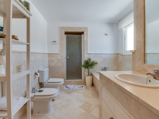 4 Bedrooms Villa in La Duquesa