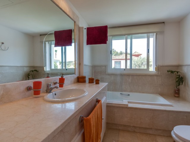 4 Bedrooms Villa in La Duquesa