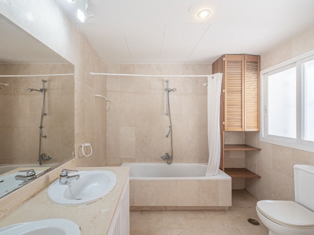 4 Bedrooms Townhouse in Benahavís