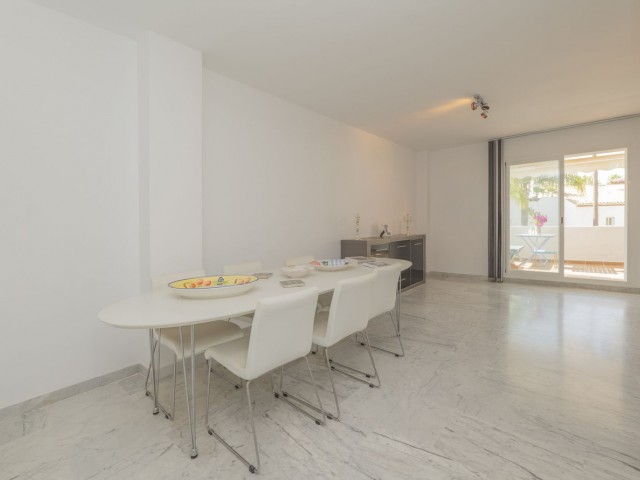 Maison mitoyenne avec 3 Chambres  à Bahía de Marbella