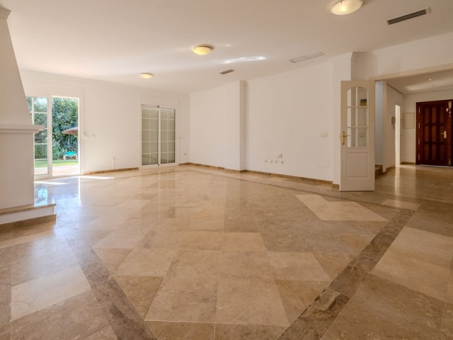 Villa avec 4 Chambres  à San Roque Club