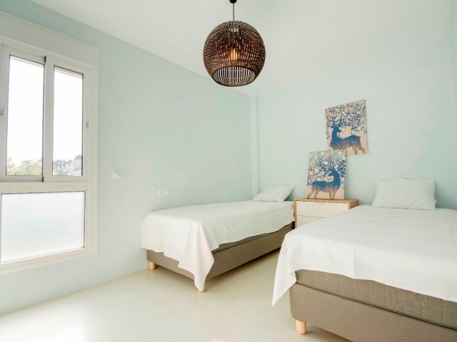 Apartamento con 3 Dormitorios  en Elviria