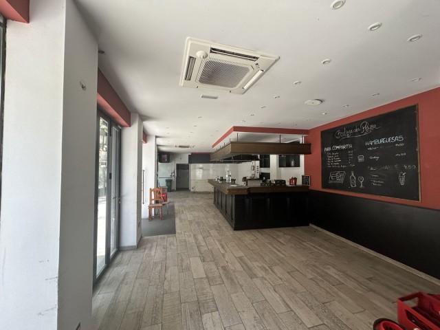 Commercial avec 2 Chambres  à Málaga