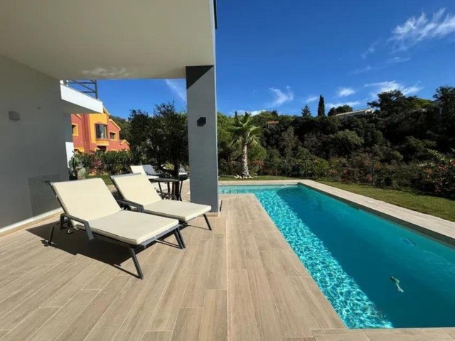 4 Bedrooms Villa in Elviria