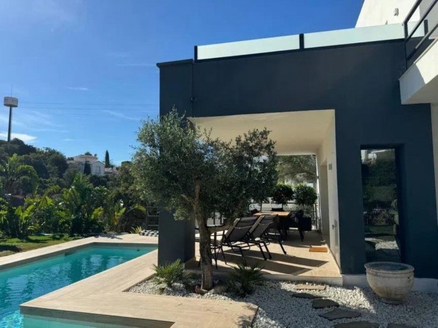 4 Bedrooms Villa in Elviria