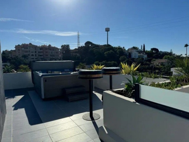 4 Bedrooms Villa in Elviria