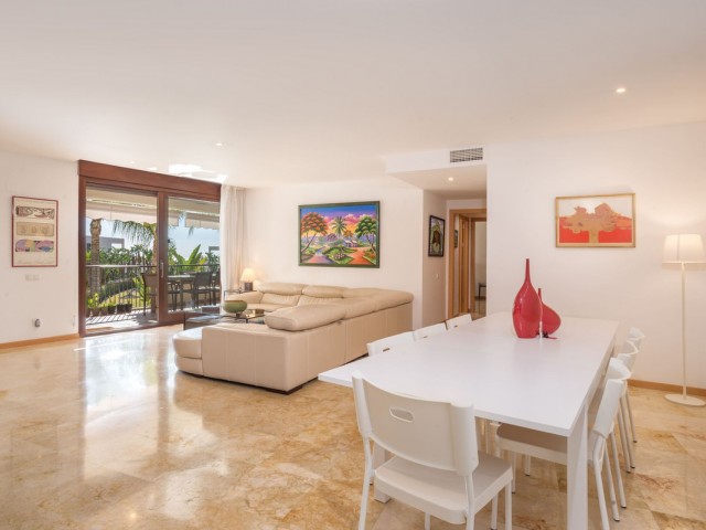 Huoneisto, Altos de los Monteros, R5232556