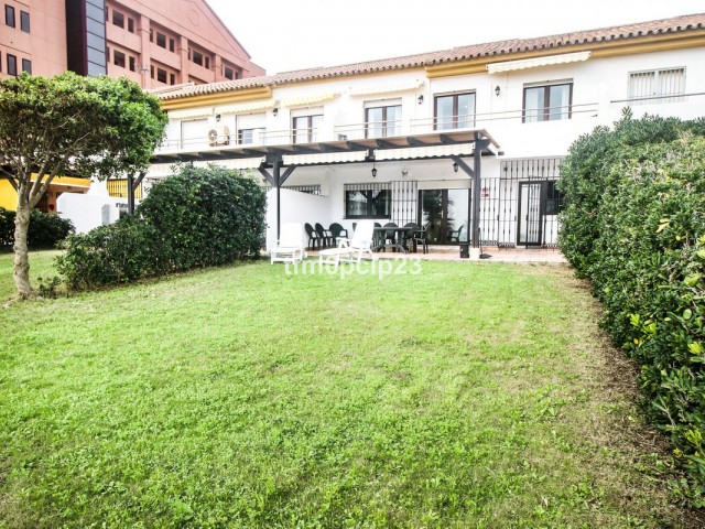 Maison mitoyenne avec 5 Chambres  à La Duquesa