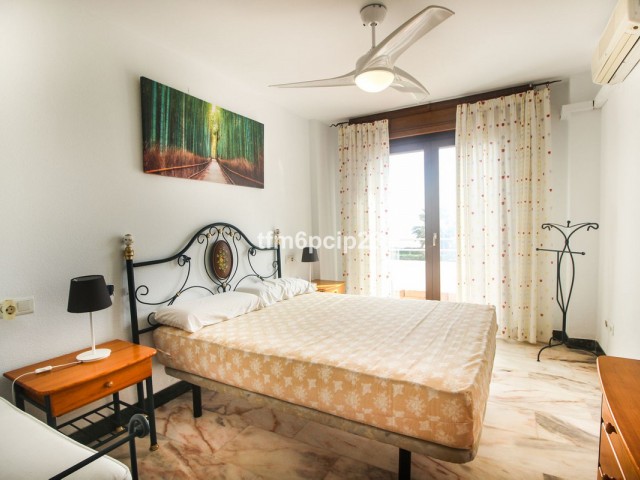 Maison mitoyenne avec 5 Chambres  à La Duquesa