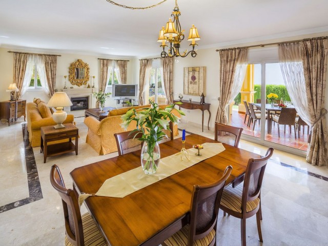 Villa avec 4 Chambres  à Elviria