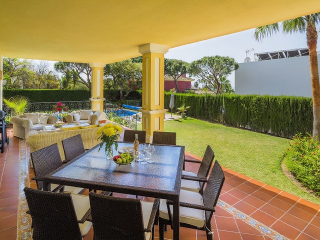 Villa avec 4 Chambres  à Elviria