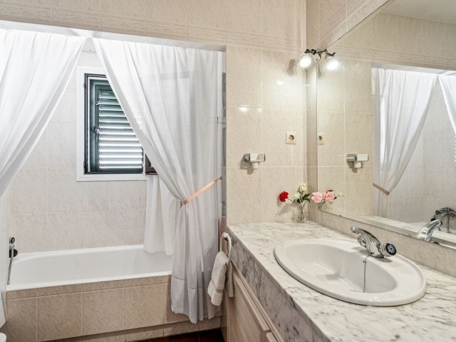 5 Bedrooms Villa in Arroyo de la Miel