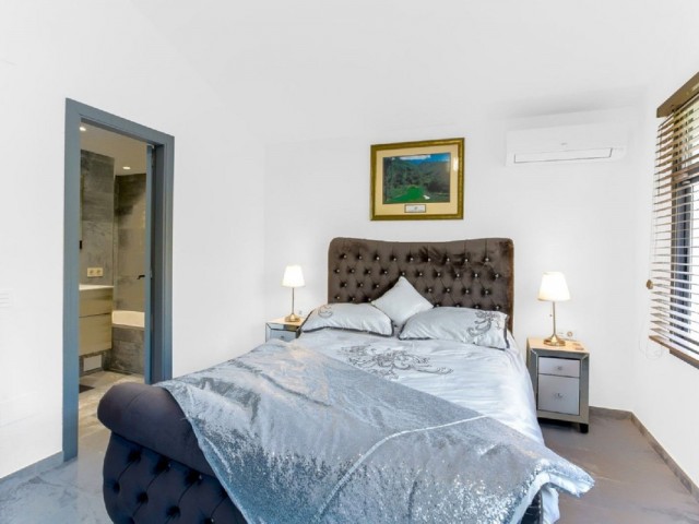 3 Bedrooms Villa in Elviria