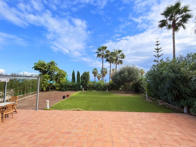 Apartamento con 3 Dormitorios  en San Luis de Sabinillas