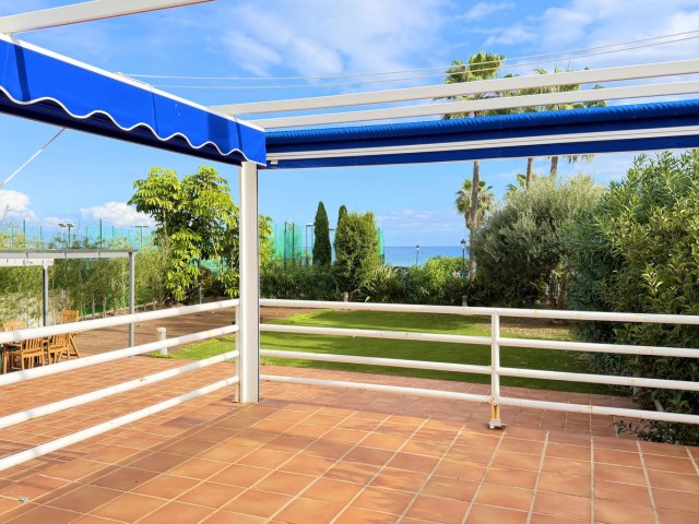 Apartamento con 3 Dormitorios  en San Luis de Sabinillas