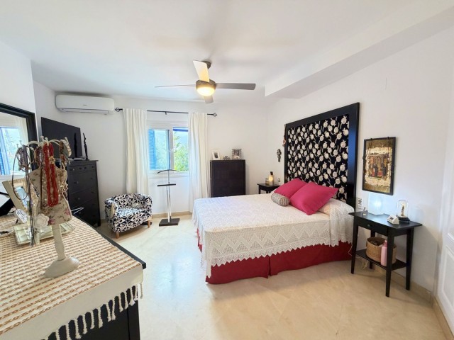 Apartamento con 3 Dormitorios  en San Luis de Sabinillas