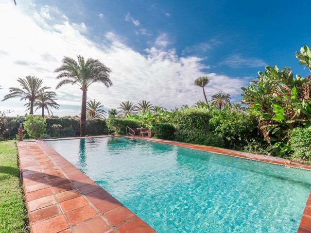 Villa avec 5 Chambres  à Los Monteros