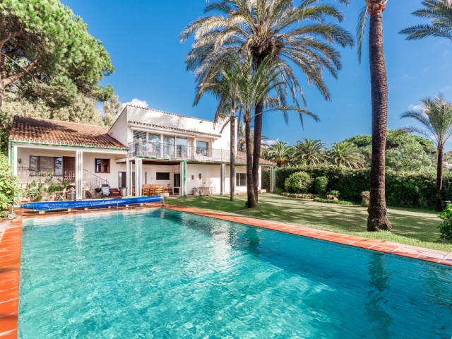Villa avec 5 Chambres  à Los Monteros