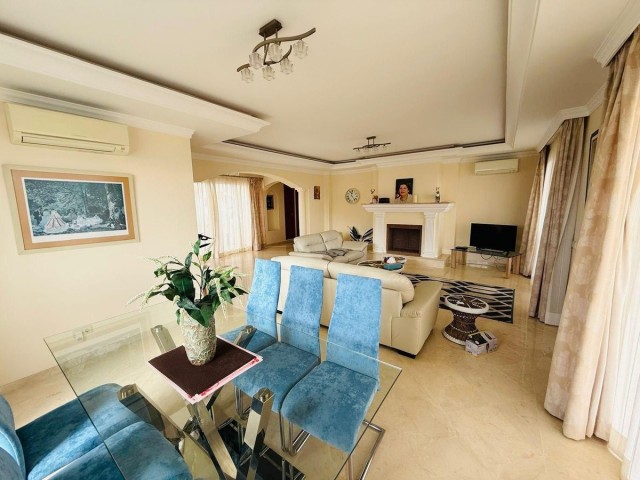 5 Bedrooms Villa in Casares
