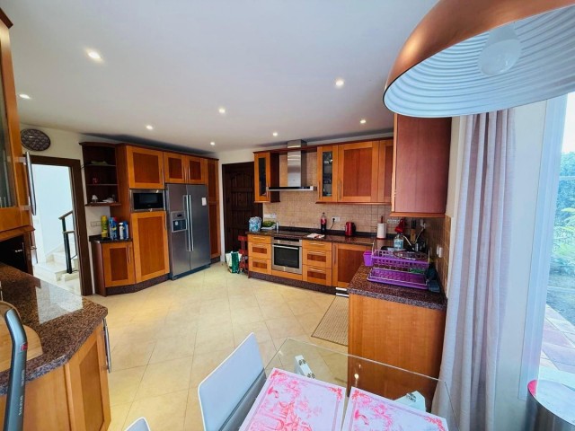 5 Bedrooms Villa in Casares