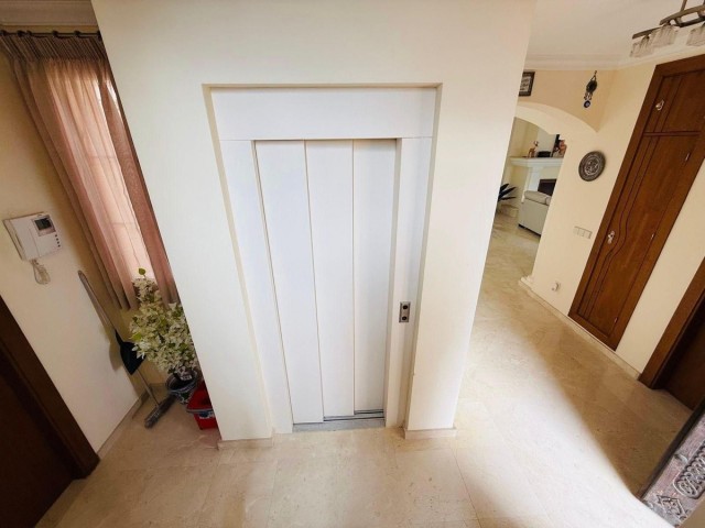5 Bedrooms Villa in Casares