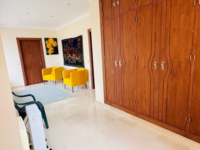 5 Bedrooms Villa in Casares