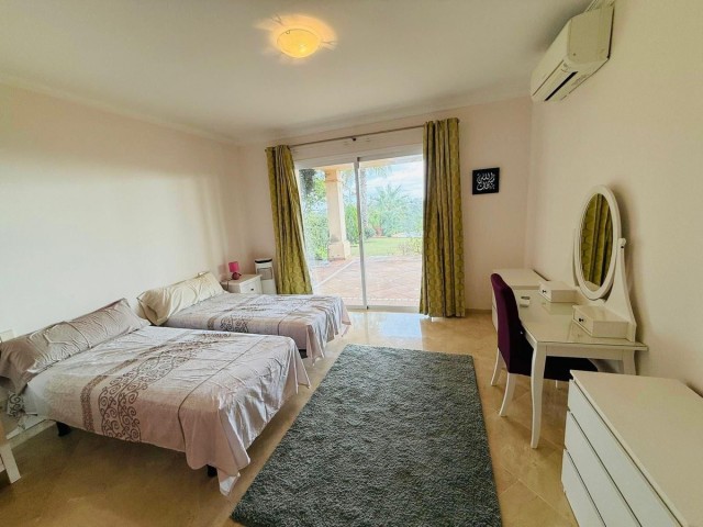 5 Bedrooms Villa in Casares