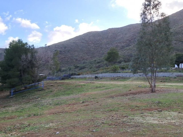 Comercial con 8 Dormitorios  en Campo Mijas