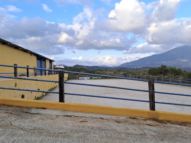 Comercial con 8 Dormitorios  en Campo Mijas