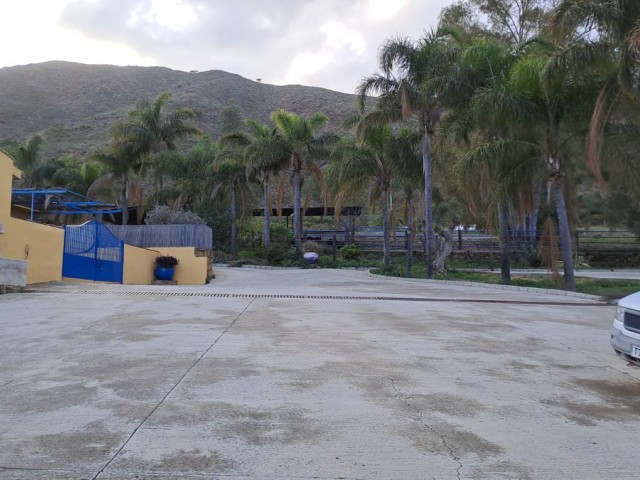 Comercial con 8 Dormitorios  en Campo Mijas