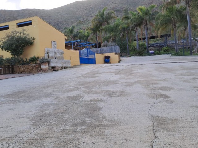 Comercial con 8 Dormitorios  en Campo Mijas