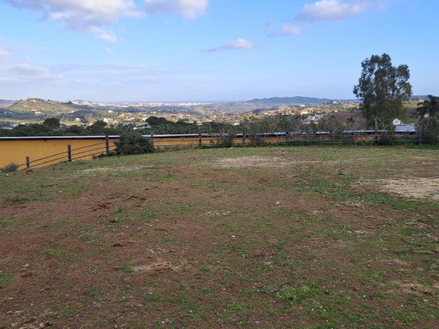 Comercial con 8 Dormitorios  en Campo Mijas