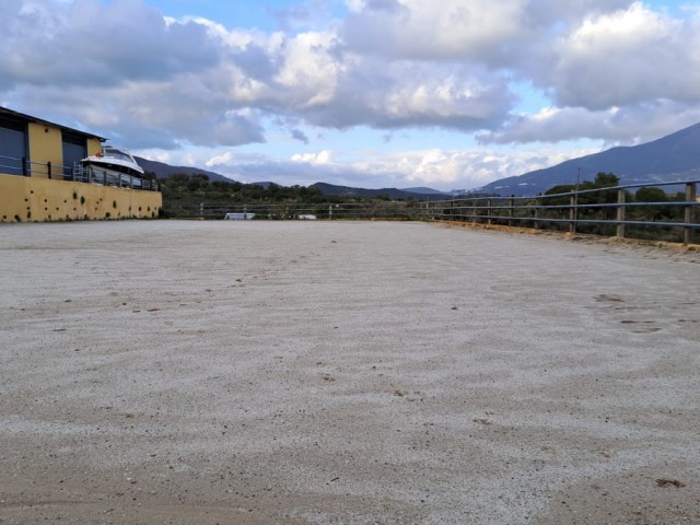 Comercial con 8 Dormitorios  en Campo Mijas