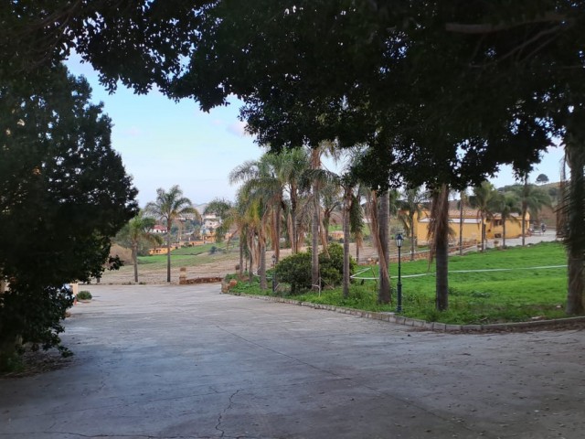 Comercial con 8 Dormitorios  en Campo Mijas