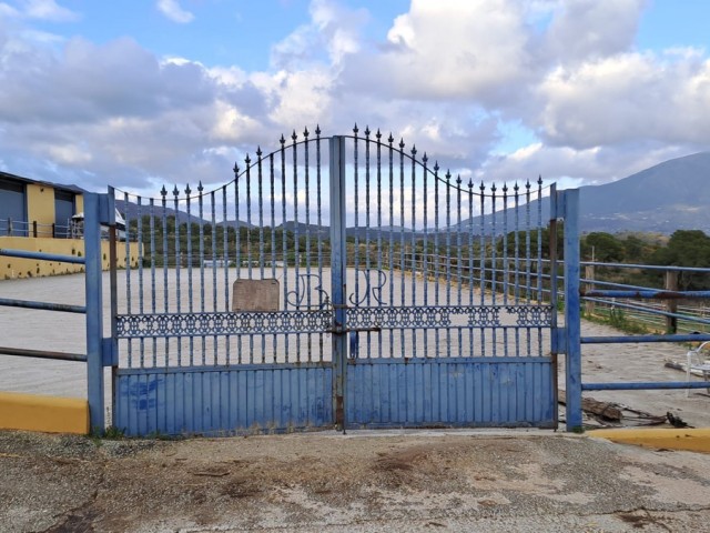 Comercial con 8 Dormitorios  en Campo Mijas
