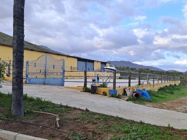 Comercial con 8 Dormitorios  en Campo Mijas