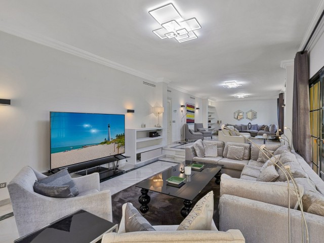 Villa avec 5 Chambres  à Guadalmina Baja