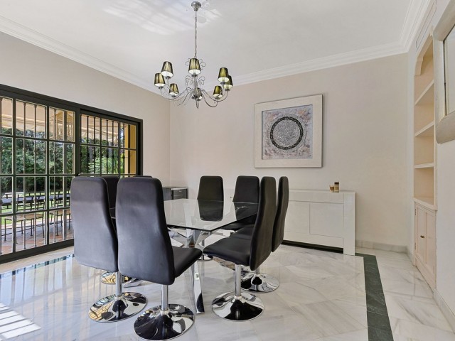 Villa avec 5 Chambres  à Guadalmina Baja