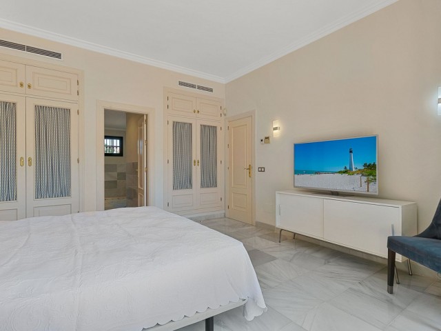 Villa avec 5 Chambres  à Guadalmina Baja