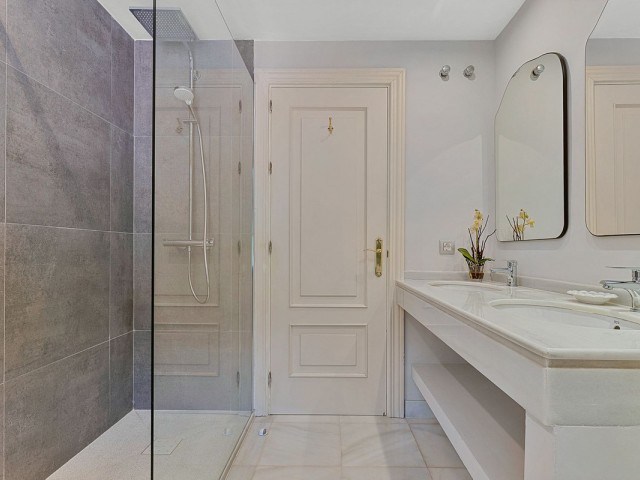 Villa avec 5 Chambres  à Guadalmina Baja
