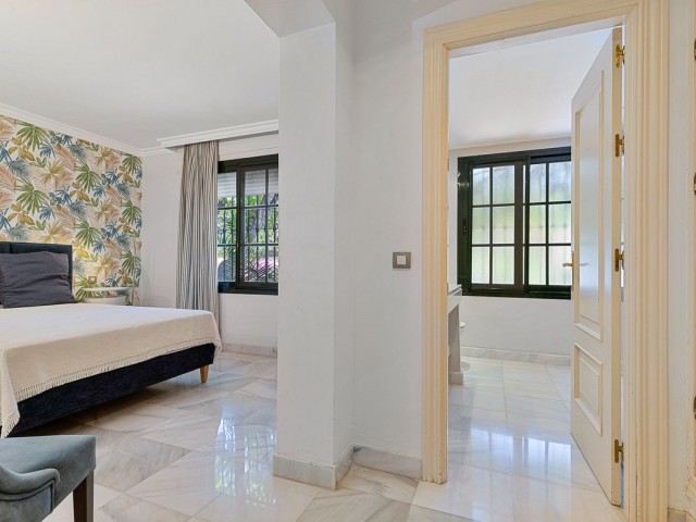 Villa avec 5 Chambres  à Guadalmina Baja