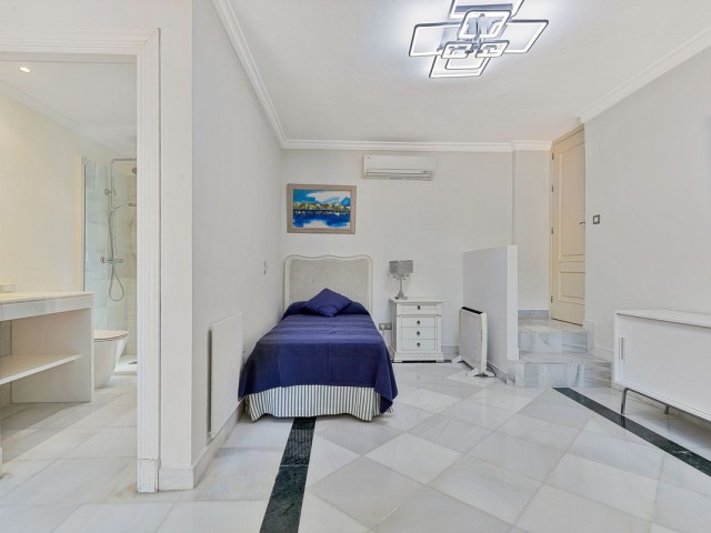 Villa avec 5 Chambres  à Guadalmina Baja