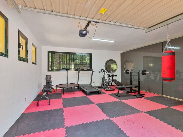 Villa avec 5 Chambres  à Guadalmina Baja