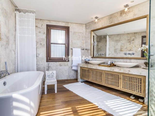 Maison mitoyenne avec 3 Chambres  à La Heredia