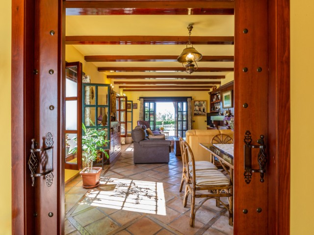 4 Bedrooms Villa in Elviria