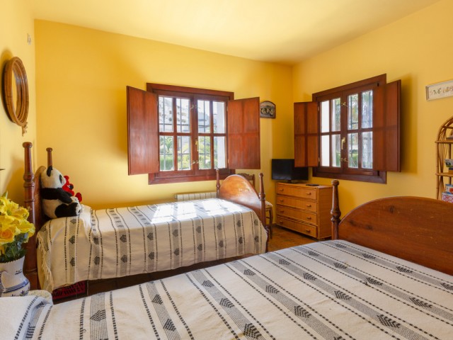 4 Bedrooms Villa in Elviria