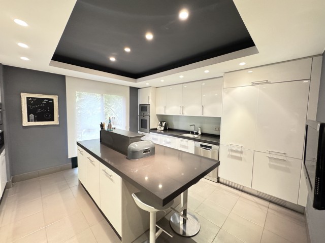 Apartment, Monte Halcones, R5292436