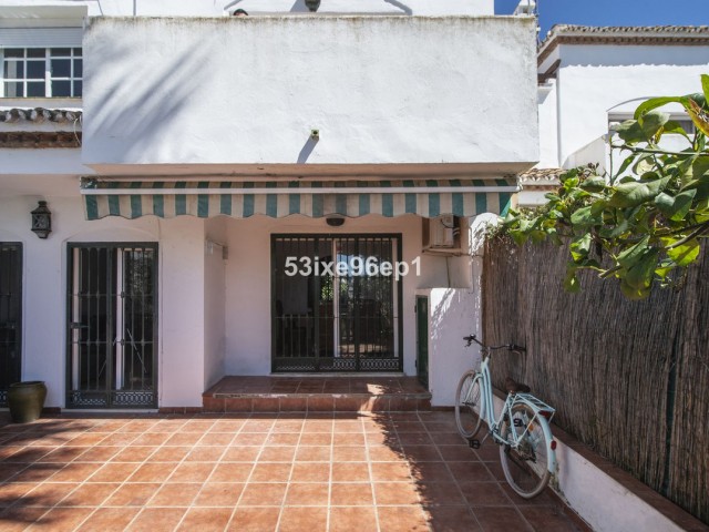 Villa avec 5 Chambres  à New Golden Mile