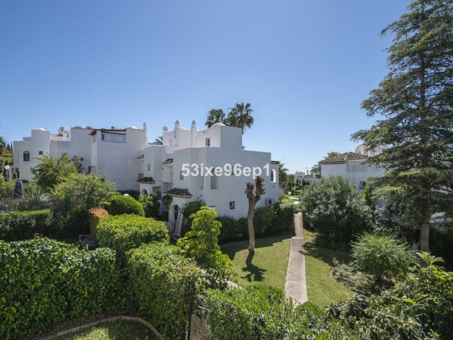 Villa avec 5 Chambres  à New Golden Mile