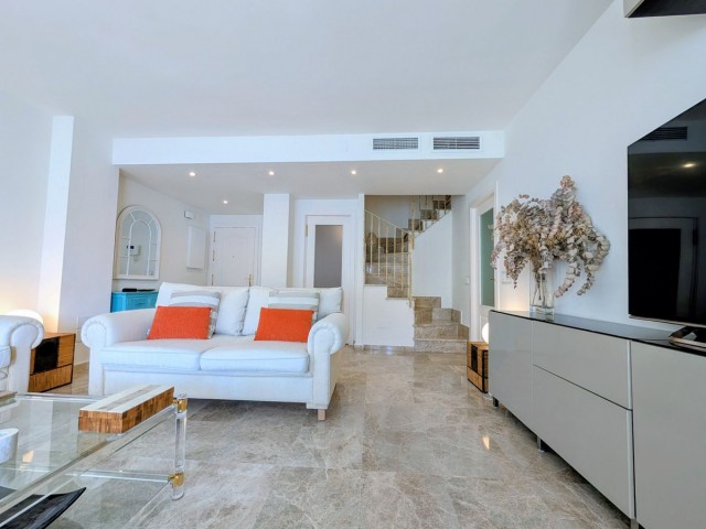 Apartamento con 4 Dormitorios  en San Pedro de Alcántara